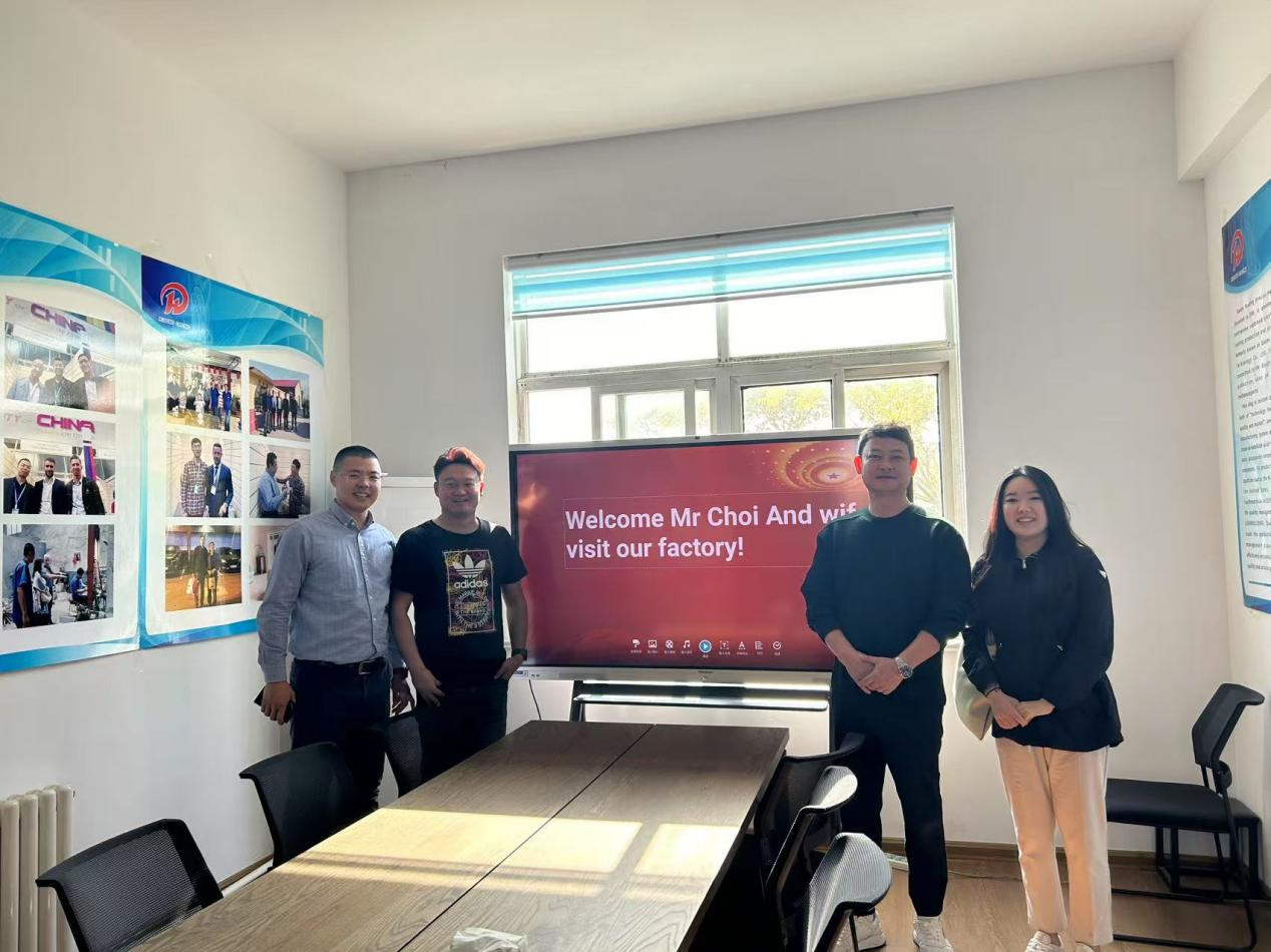 Οι κορεατικοί πελάτες επισκέπτονται το εργοστάσιό μας