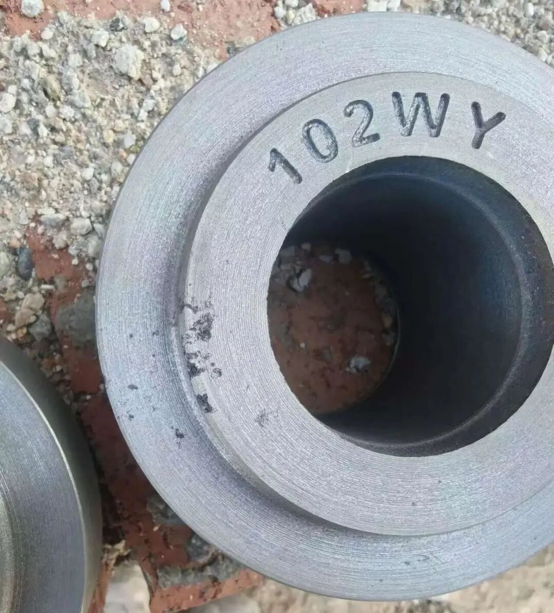 Ποια είναι τα χαρακτηριστικά των ελαττωμάτων έκπλυσης άμμου στην παραγωγή εξαρτημάτων από γκρίζο χυτοσίδηρο με χρήση πράσινης άμμου; Ποια είναι η διαφορά μεταξύ των ελαττωμάτων των ματιών της σκωρίας;