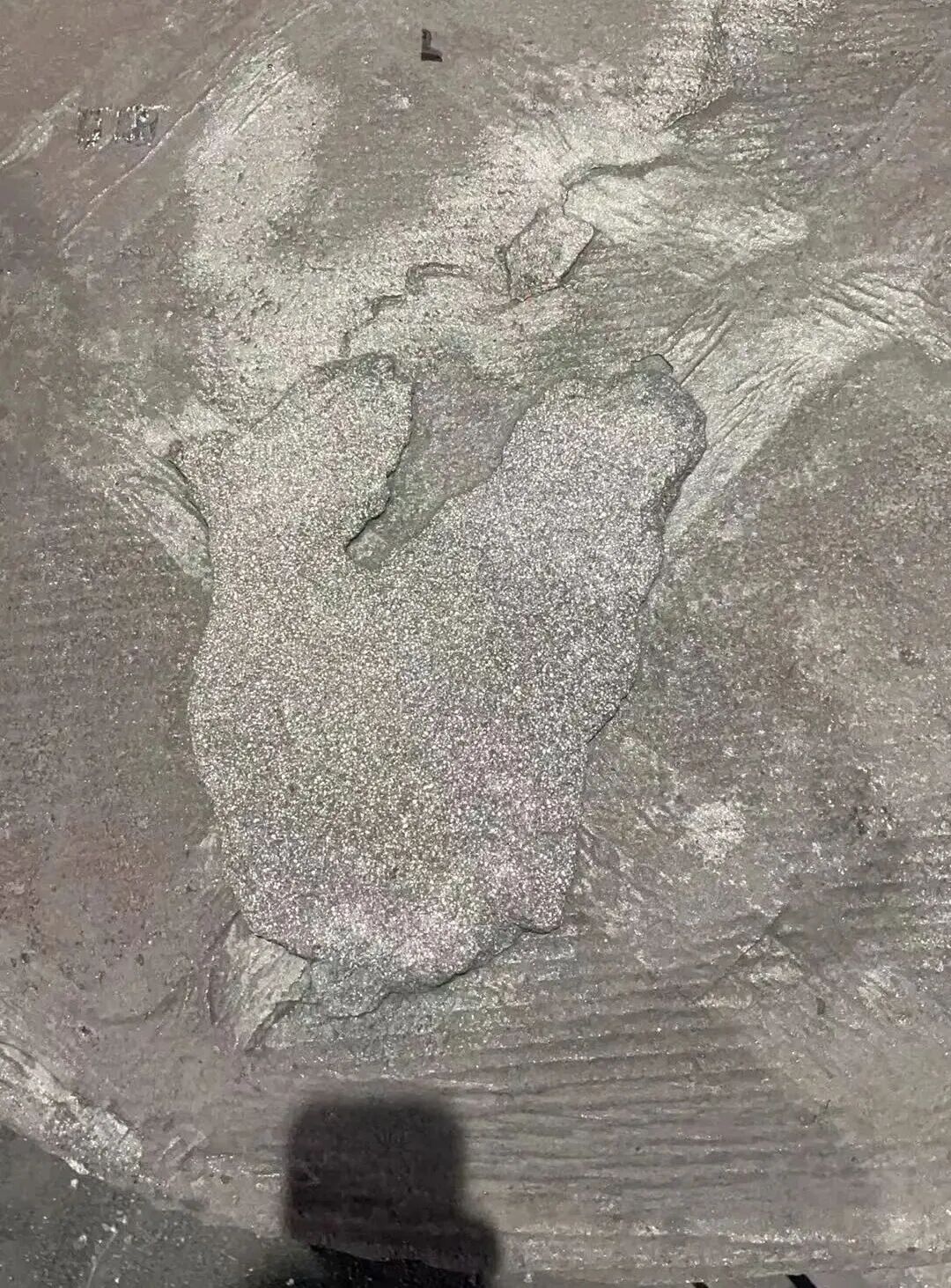 Πώς μπορούν να επιλυθούν ελαττώματα όπως τα σπυράκια άμμου στην επάνω επιφάνεια των εξαρτημάτων από γκρίζο χυτοσίδηρο που παράγονται από χύτευση με άμμο ρητίνης;